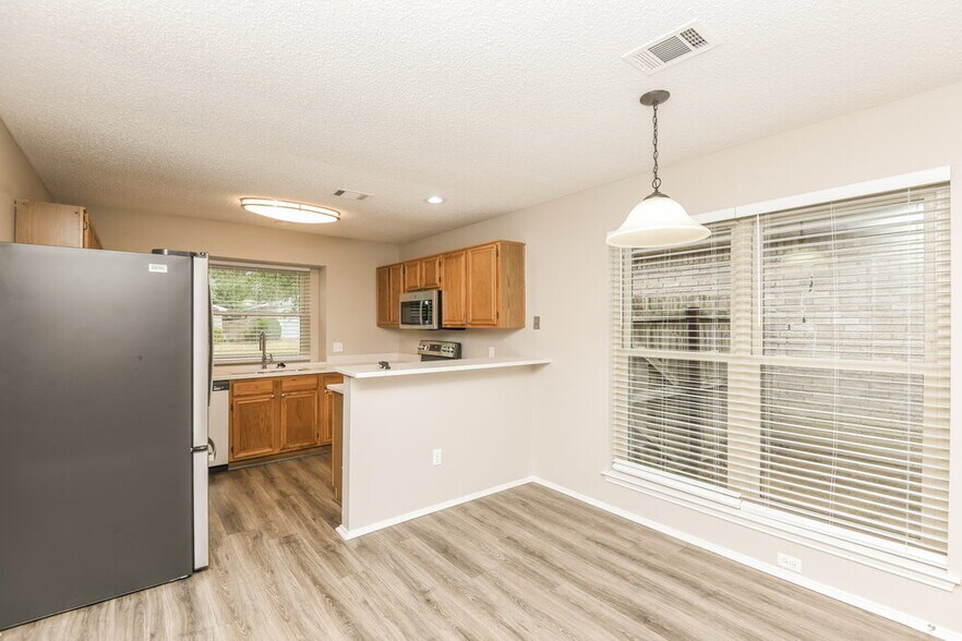 Building Photo - 1121 Cardinal Oaks Dr