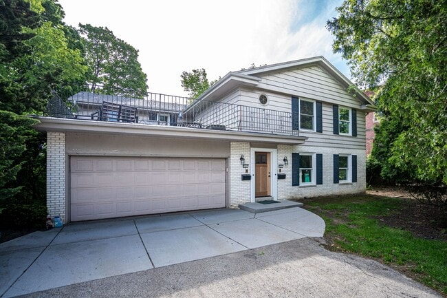 Building Photo - LIVE ON LAKE MICHIGAN IN THIS SPACIOUS CONDO!