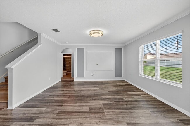 Building Photo - Stunning 5 bed/ 2 bath