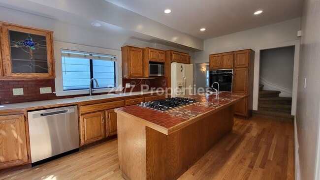 Building Photo - Beautiful Vintage 3 BD | 2.5 BA Home - Nob...