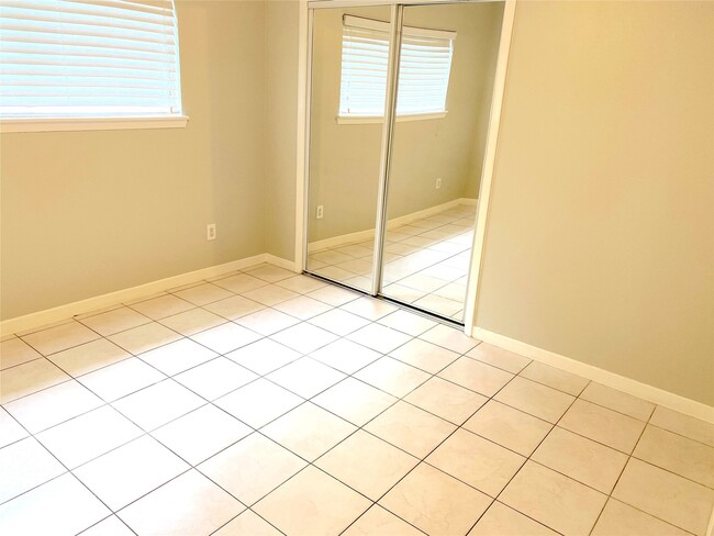 Building Photo - 14934 Elmont Dr