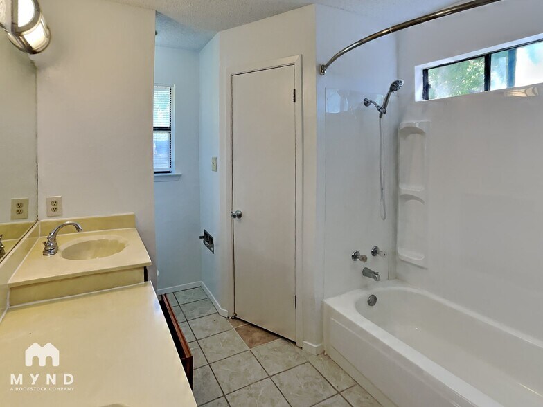 Building Photo - 1107 Peach Tree Cove