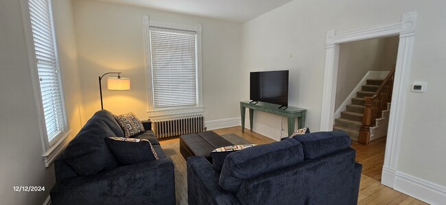 Building Photo - 545 Maple St