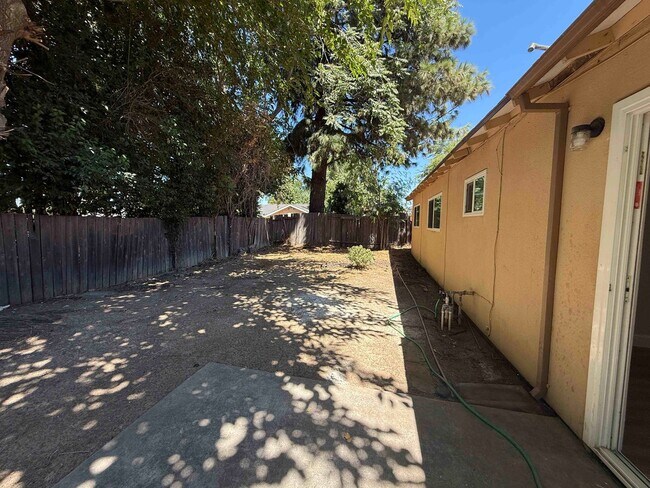 Building Photo - Natomas 4 Bedroom 2 Bath Close to Everything