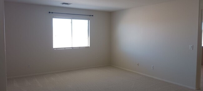 Building Photo - Spacious Two Story 4 Bed/3 Bath with Large...