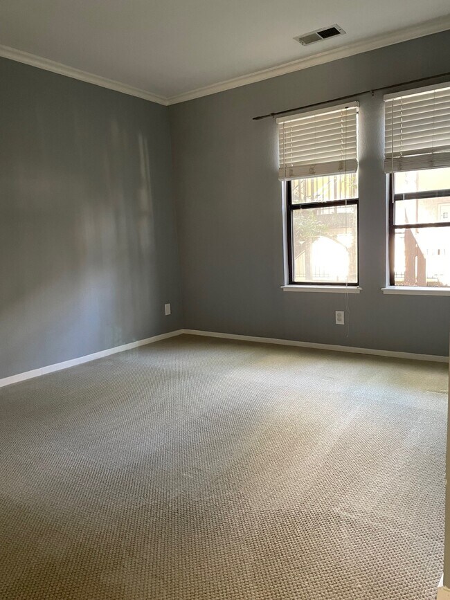 Building Photo - 328 N Villa Way