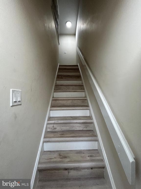 Building Photo - 1682B Thornwood Dr