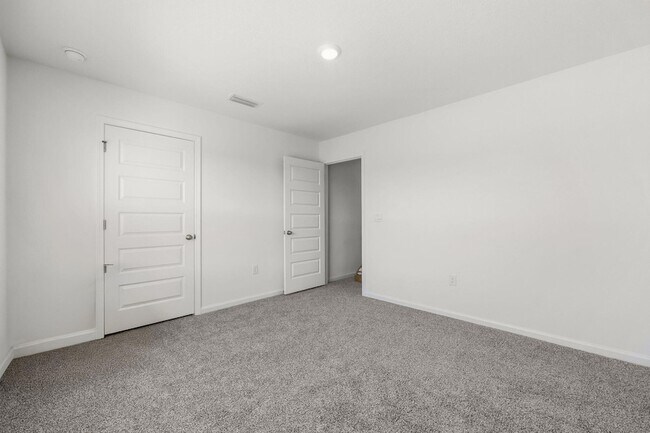 Building Photo - 25 Riverwalk Xing