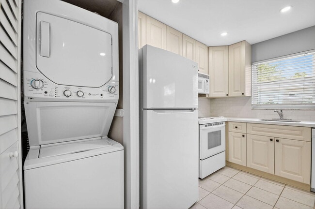 Building Photo - 310 S J St