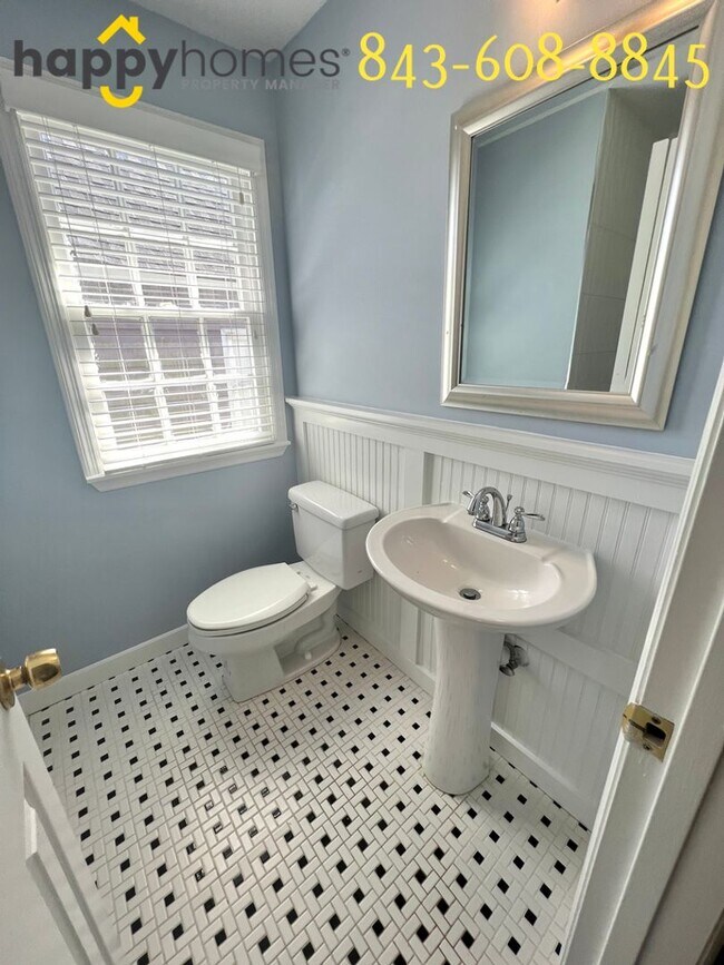 Building Photo - Beautiful 3 bedroom 3 full bath home locat...