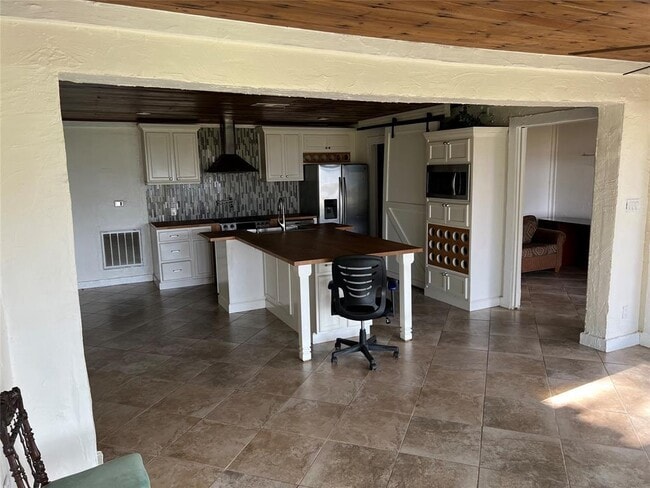 Building Photo - 17313 W Beach Rd