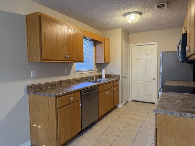 Building Photo - 192 Mary Ln