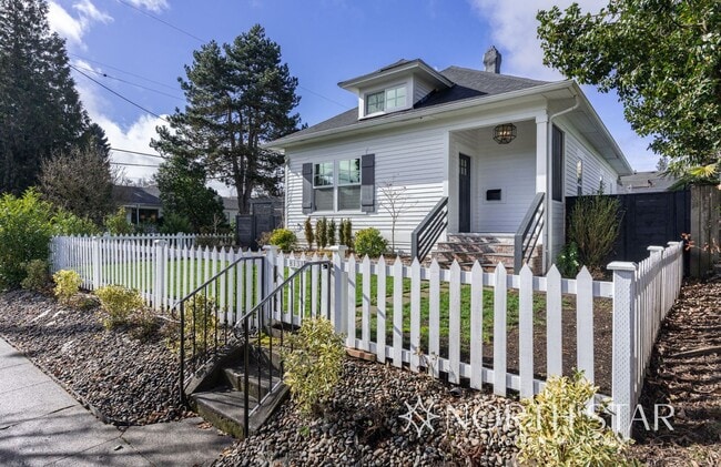 Building Photo - Coming Soon!  Remodeled Sellwood Bungalow