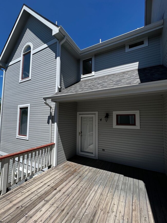 Building Photo - 3 Bed, 3 Bath Townhome in Fort Collins!