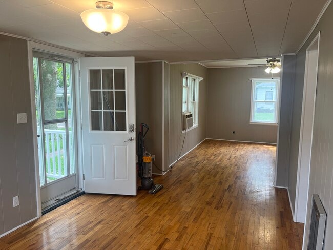 Building Photo - 212 W 5th St