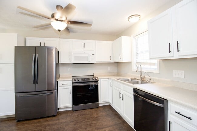 Building Photo - Adorable 3 bedroom 2 bath + Bonus in Raeford