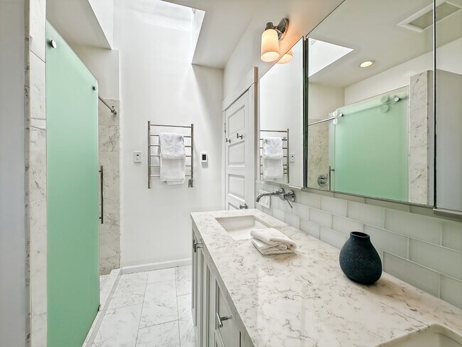 Building Photo - Beautiful 4BR+/3.5BA Edwardian Single-Fami...