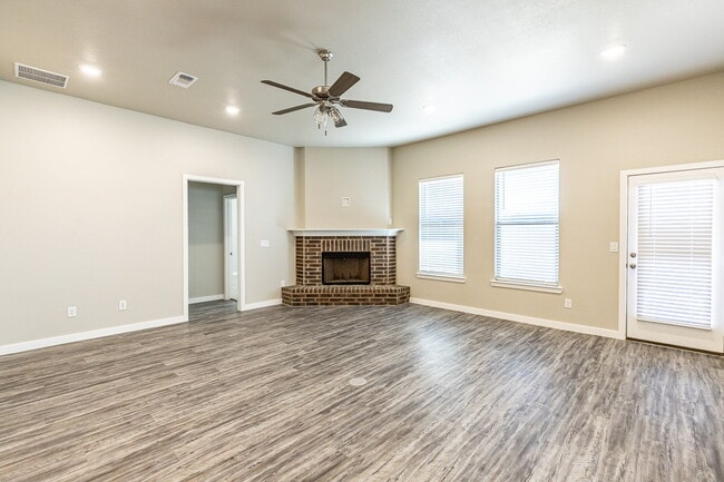 Building Photo - Beautiful 4 bed 3 bath home