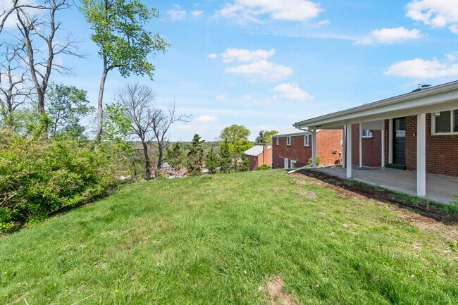 Building Photo - AVAILABLE NOW!! Fully RENOVATED 3-bedroom in CASTLE SHANNON!