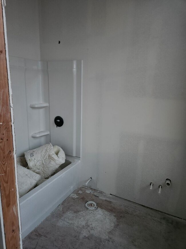 Building Photo - Beautifully remodeled 2 Bed + office apart...