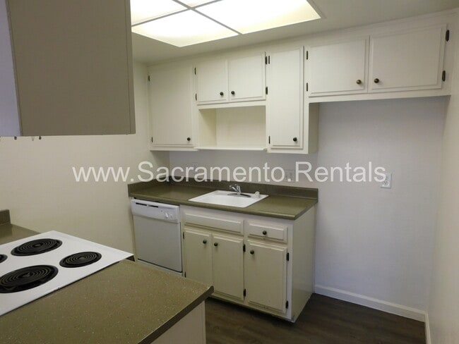 Building Photo - Orangevale 2bd/1ba Duplex with Garage