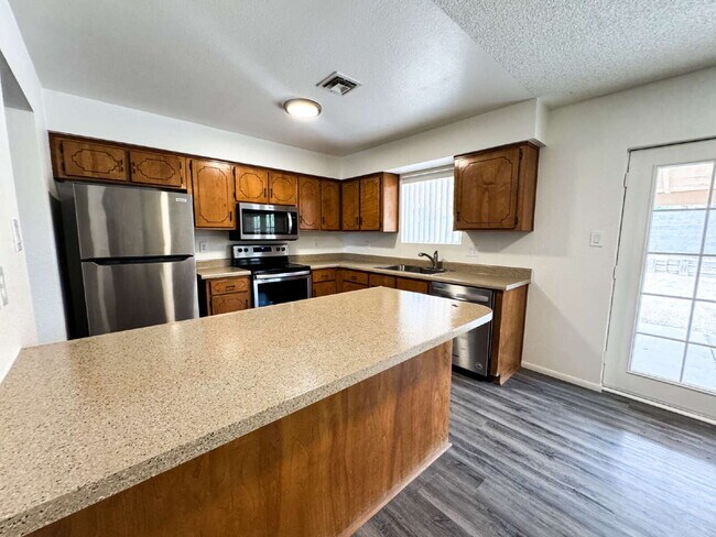 Building Photo - "Centrally located 3 bedroom, 2 bathroom H...