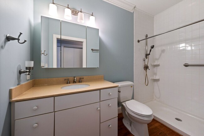 Building Photo - Fantastic one level ranch close to Carrboro