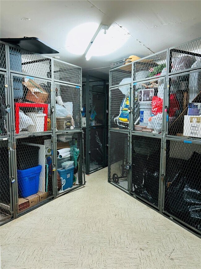 Building Photo - 800 Parkview Dr