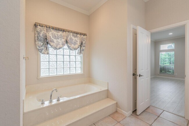 Building Photo - Beautiful 4 Bedroom Home in Ridgmar