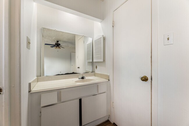 Building Photo - 15235 Heron Park Dr