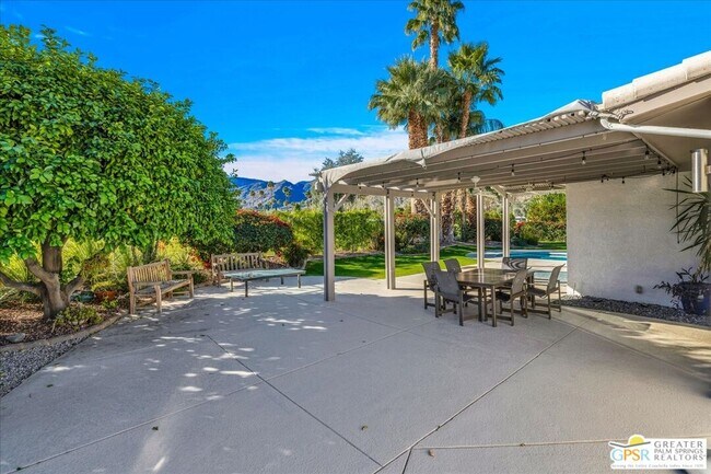 Building Photo - 605 E Sierra Way