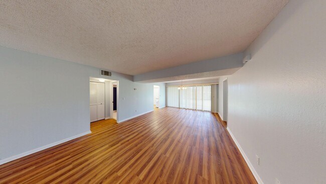 Building Photo - Spacious 2Bed/ 2Bath Condo In Indigo Point - Daytona  *Large Screened In Patio * Water Included *...