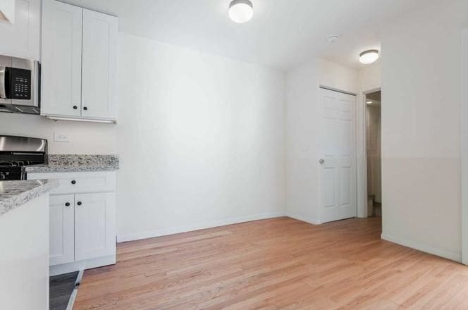 Building Photo - 424 W Oakdale Ave