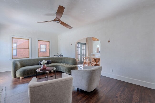 Building Photo - Rare 2 Bed 2 Bath Remolded Home in FQ Hist...