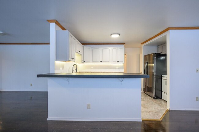 Building Photo - Spacious 4-Bedroom Contemporary Home with 1-Bedroom ADU