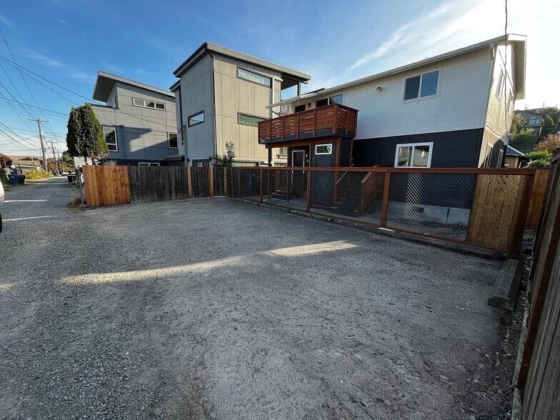 Building Photo - 4745 Delridge Way SW