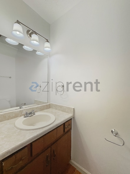 Building Photo - 5893 N Castlegate Dr