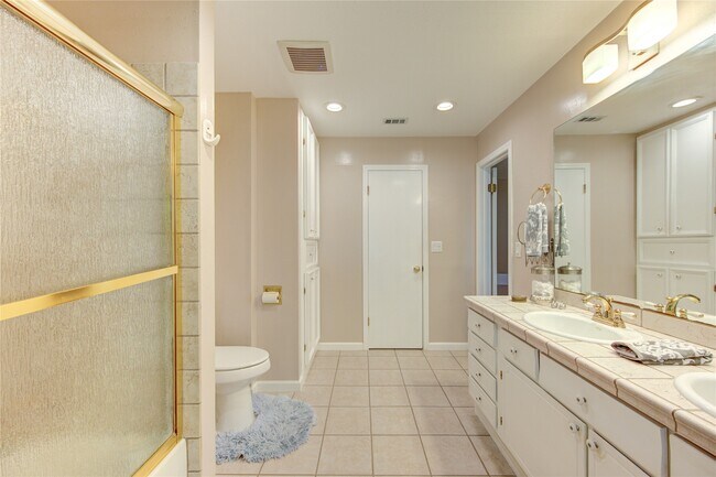 Building Photo - 824 Wax Myrtle Ln