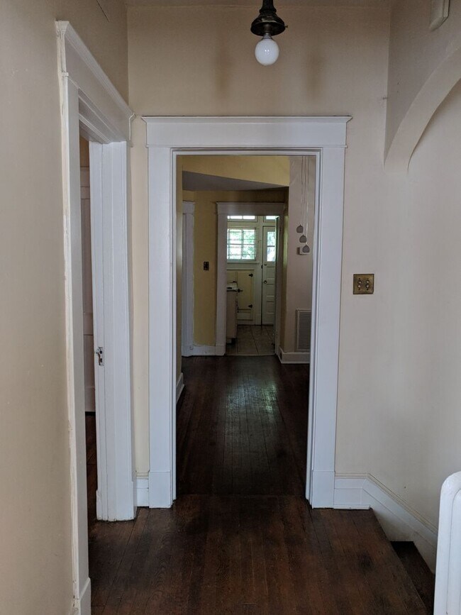 Building Photo - 118 S Colonial Ave