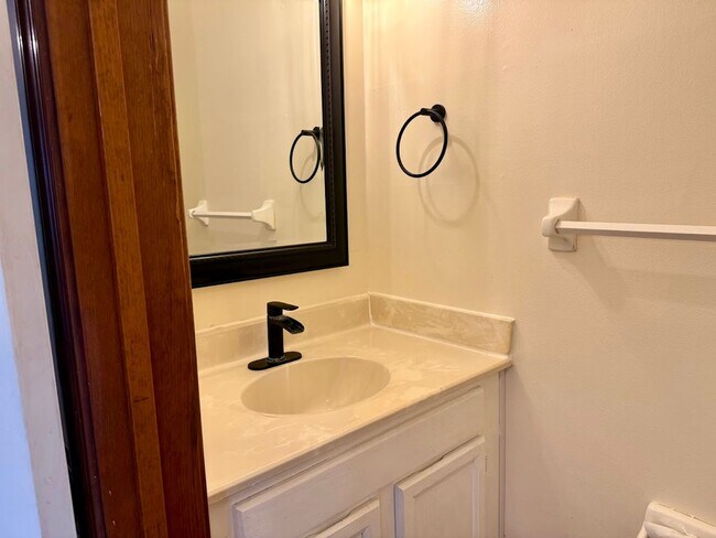 Building Photo - Stunning 3-bedroom Townhome in Heart of Vi...
