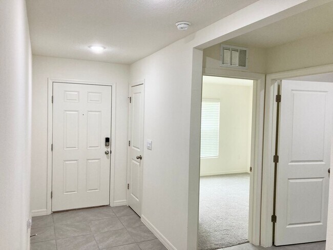 Building Photo - Golf Course Home!