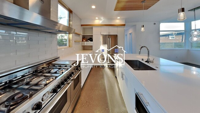 Building Photo - Luxury single-family home with inclusive water, sewer, and garbage