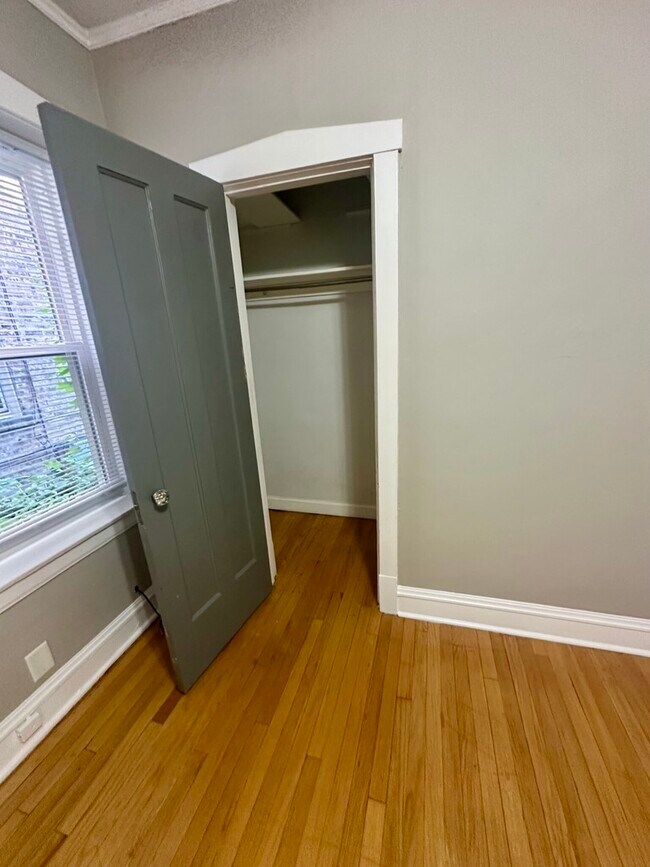 Building Photo - 6327 N Oakley Ave