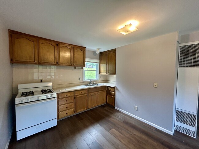 Building Photo - 8255 Lakeview Dr