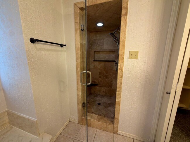 Building Photo - 520 Sumac Pl