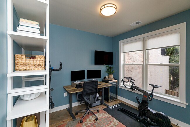 Building Photo - Newer Three Bed-Three Bath Townhouse Condo...