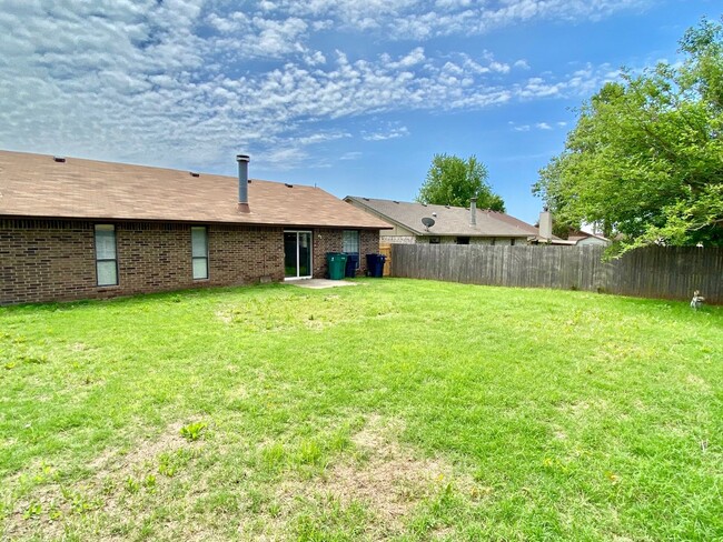 Building Photo - Cute 3 Bed In Mustang Schools
