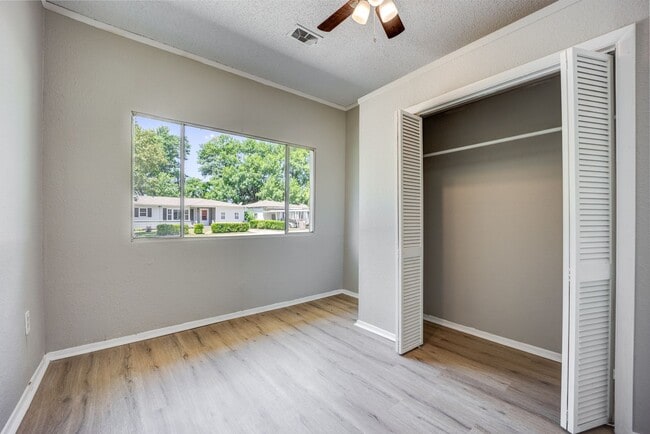 Building Photo - ***Free Month Rent, Low Deposit*** Freshly Updated 3 Bedroom House