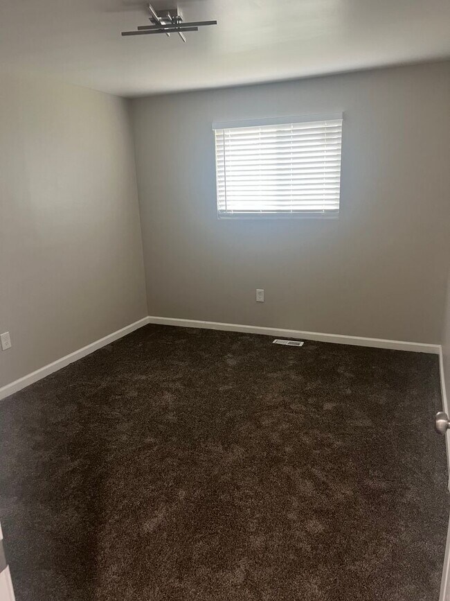 Building Photo - fully renovated 3 bedroom