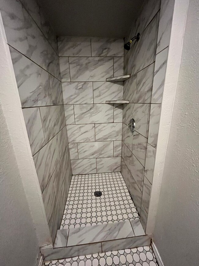 Building Photo - 2Bed/1bath Duplex in Hyde Park with Small ...